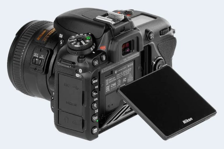 Nikon D7500 20.9MP DSLR Camera with AF-S DX NIKKOR